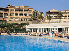 Hotelový vyhřívaný bazén.jpg